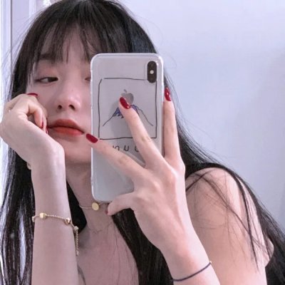 微光下的蓝色男孩